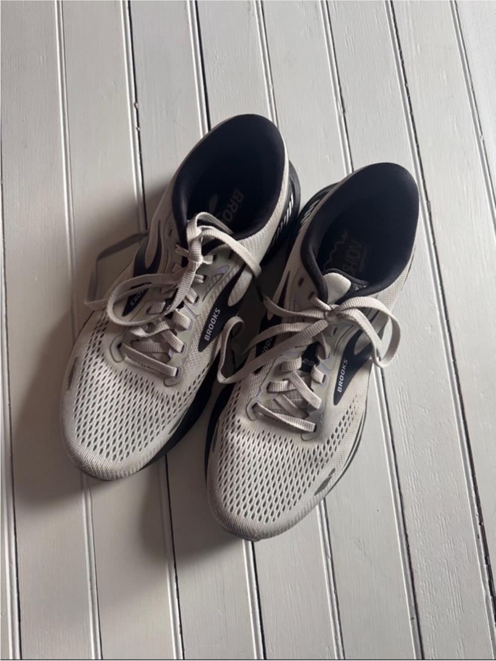 Brooks Adrenaline Series 23 Running Sneakers Off-White Black Size 9